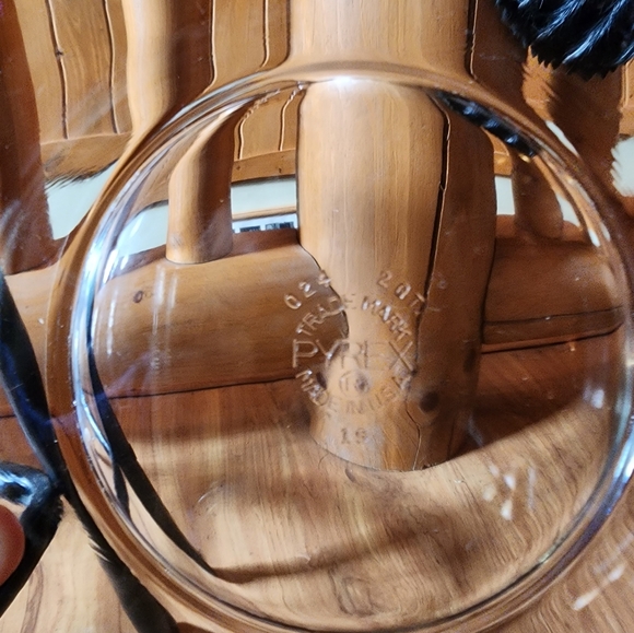 Pyrex Round Clear Covered Casserole Dish With Black Metal Stand - Picture 7 of 8